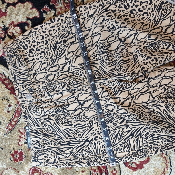 2/20) NWOT Tan animal print jeans - Picture 11 of 12